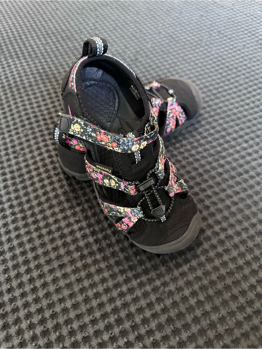 3 Listings 15$! KEEN Girls Sandals